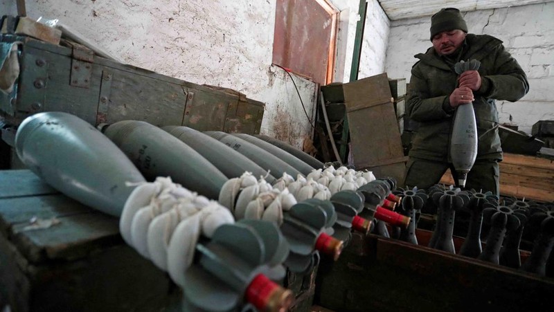 A service member of pro-Russian troops in uniform without insignia handles a mortar round at the weapons depot during Ukraine-Russia conflict near Marinka, in the Donetsk Region, Ukraine March 22, 2022. REUTERS/Alexander Ermochenko TPX IMAGES OF THE DAY