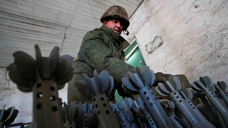A service member of pro-Russian troops in uniform without insignia handles a mortar round at the weapons depot during Ukraine-Russia conflict near Marinka, in the Donetsk Region, Ukraine March 22, 2022. REUTERS/Alexander Ermochenko TPX IMAGES OF THE DAY