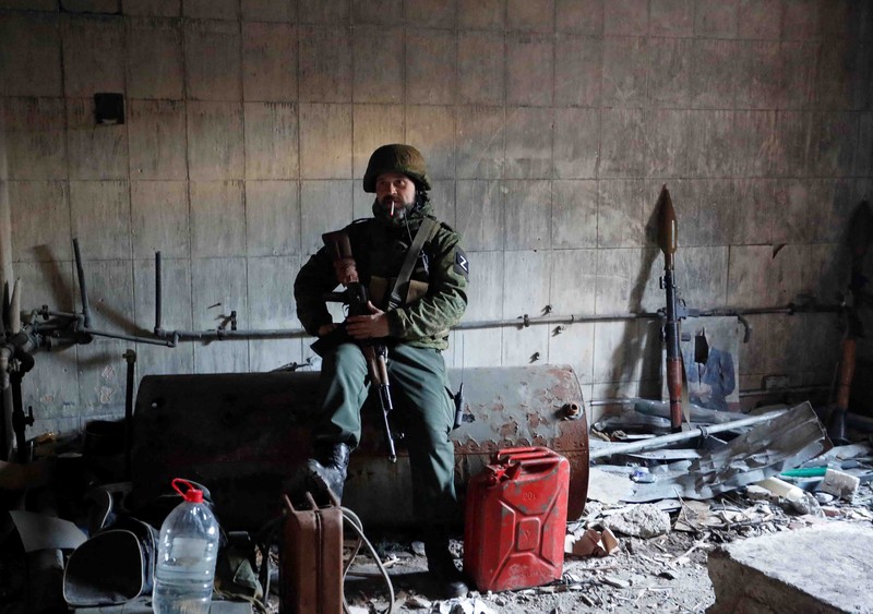 UKRAINE-CRISIS/DONETSK-REGION A service member of pro-Russian troops in uniform without insignia handles a mortar round at the weapons depot during Ukraine-Russia conflict near Marinka, in the Donetsk Region, Ukraine March 22, 2022. REUTERS/Alexander Ermochenko TPX IMAGES OF THE DAY