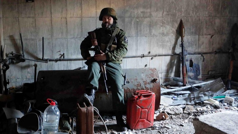 A service member of pro-Russian troops in uniform without insignia handles a mortar round at the weapons depot during Ukraine-Russia conflict near Marinka, in the Donetsk Region, Ukraine March 22, 2022. REUTERS/Alexander Ermochenko TPX IMAGES OF THE DAY