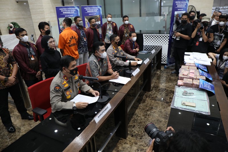 Direktorat Tindak Pidana Ekonomi Khusus (Dittipideksus) Bareskrim Polri merilis kasus investasi bodong binary option lewat aplikasi Binomo, Jumat (25/3/2022). Tersangka Indra Kenz juga dihadirkan dalam rilis tersebut. (CNBC Indonesia/Tri Susilo) Direktorat Tindak Pidana Ekonomi Khusus (Dittipideksus) Bareskrim Polri merilis kasus investasi bodong binary option lewat aplikasi Binomo, Jumat (25/3/2022). Tersangka Indra Kenz juga dihadirkan dalam rilis tersebut. (CNBC Indonesia/Tri Susilo)