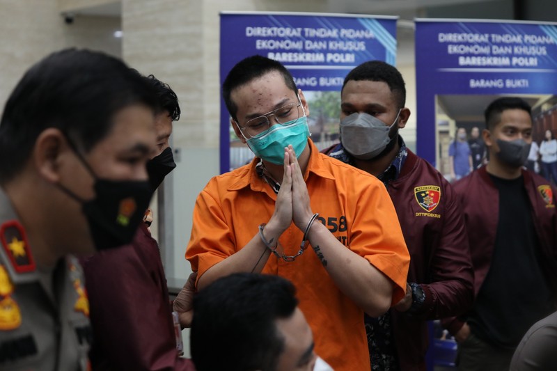 Direktorat Tindak Pidana Ekonomi Khusus (Dittipideksus) Bareskrim Polri merilis kasus investasi bodong binary option lewat aplikasi Binomo, Jumat (25/3/2022). Tersangka Indra Kenz juga dihadirkan dalam rilis tersebut. (CNBC Indonesia/Tri Susilo) Direktorat Tindak Pidana Ekonomi Khusus (Dittipideksus) Bareskrim Polri merilis kasus investasi bodong binary option lewat aplikasi Binomo, Jumat (25/3/2022). Tersangka Indra Kenz juga dihadirkan dalam rilis tersebut. (CNBC Indonesia/Tri Susilo)