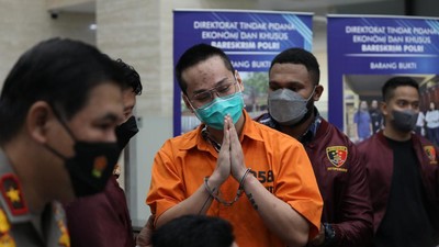 Direktorat Tindak Pidana Ekonomi Khusus (Dittipideksus) Bareskrim Polri merilis kasus investasi bodong binary option lewat aplikasi Binomo, Jumat (25/3/2022). Tersangka Indra Kenz juga dihadirkan dalam rilis tersebut. (CNBC Indonesia/Tri Susilo) Direktorat Tindak Pidana Ekonomi Khusus (Dittipideksus) Bareskrim Polri merilis kasus investasi bodong binary option lewat aplikasi Binomo, Jumat (25/3/2022). Tersangka Indra Kenz juga dihadirkan dalam rilis tersebut. (CNBC Indonesia/Tri Susilo)