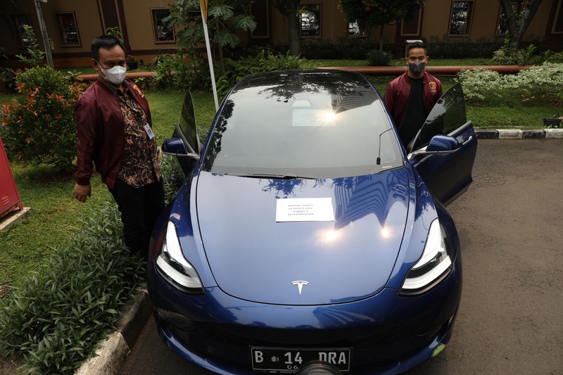 Direktorat Tindak Pidana Ekonomi Khusus (Dittipideksus) Bareskrim Polri merilis kasus investasi bodong binary option lewat aplikasi Binomo, Jumat (25/3/2022). Tersangka Indra Kenz juga dihadirkan dalam rilis tersebut. (CNBC Indonesia/Tri Susilo) Direktorat Tindak Pidana Ekonomi Khusus (Dittipideksus) Bareskrim Polri merilis kasus investasi bodong binary option lewat aplikasi Binomo, Jumat (25/3/2022). Tersangka Indra Kenz juga dihadirkan dalam rilis tersebut. (CNBC Indonesia/Tri Susilo)