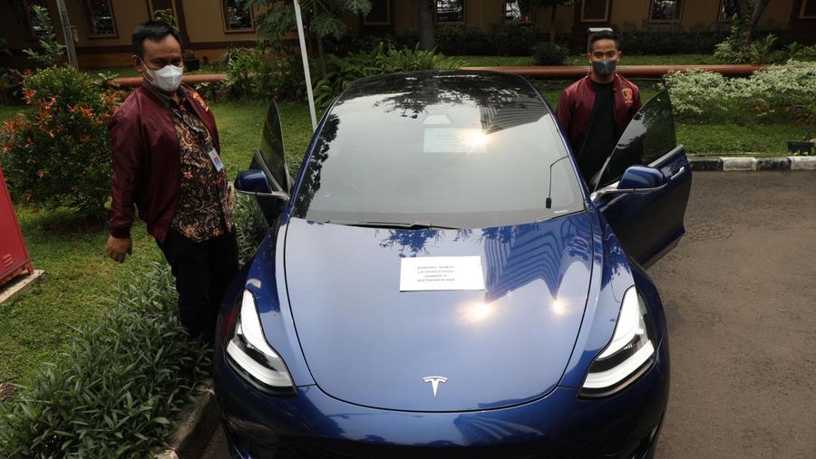Direktorat Tindak Pidana Ekonomi Khusus (Dittipideksus) Bareskrim Polri  merilis kasus investasi bodong binary option lewat aplikasi Binomo, Jumat (25/3/2022). Tersangka Indra Kenz juga dihadirkan dalam rilis tersebut. (CNBC Indonesia/Tri Susilo)