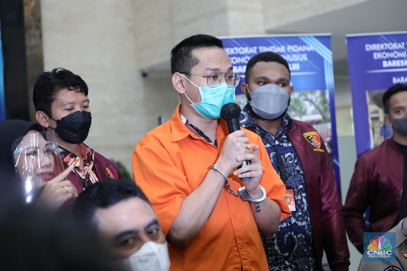 Direktorat Tindak Pidana Ekonomi Khusus (Dittipideksus) Bareskrim Polri  merilis kasus investasi bodong binary option lewat aplikasi Binomo, Jumat (25/3/2022). Tersangka Indra Kenz juga dihadirkan dalam rilis tersebut. (CNBC Indonesia/Tri Susilo)