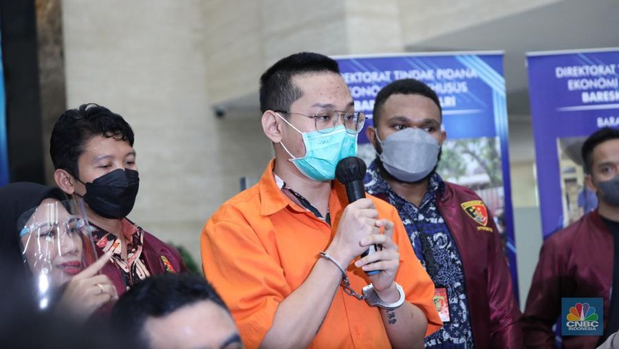 Direktorat Tindak Pidana Ekonomi Khusus (Dittipideksus) Bareskrim Polri  merilis kasus investasi bodong binary option lewat aplikasi Binomo, Jumat (25/3/2022). Tersangka Indra Kenz juga dihadirkan dalam rilis tersebut. (CNBC Indonesia/Tri Susilo)