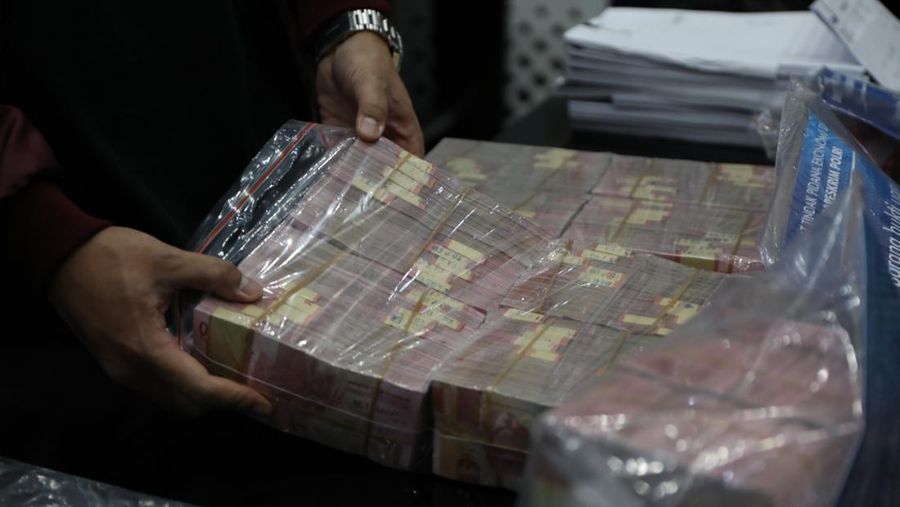Direktorat Tindak Pidana Ekonomi Khusus (Dittipideksus) Bareskrim Polri merilis kasus investasi bodong binary option lewat aplikasi Binomo, Jumat (25/3/2022). Tersangka Indra Kenz juga dihadirkan dalam rilis tersebut. (CNBC Indonesia/Tri Susilo)