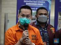 Direktorat Tindak Pidana Ekonomi Khusus (Dittipideksus) Bareskrim Polri  merilis kasus investasi bodong binary option lewat aplikasi Binomo, Jumat (25/3/2022). Tersangka Indra Kenz juga dihadirkan dalam rilis tersebut. (CNBC Indonesia/Tri Susilo)