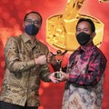 Bos PTBA Raih Penghargaan CEO Service & Operation Excellent