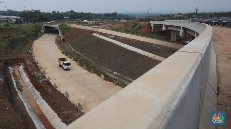 Foto udara suasana proyek Simpang Susun Sadang, Jawa Barat, Jumat (25/3/2022). Simpang susun Sadang termasuk proyek proyek pembangunan Jalan Tol Jakarta-Cikampek II Selatan. (CNBC Indonesia/ Andrean Kristianto)