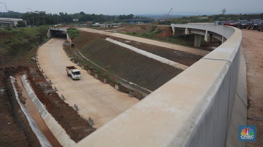 Foto udara pembangunan jembatan yang melintasi Sungai Citarum pada paket 3 Tol Jakarta – Cikampek II Selatan di sekitar kawasan Curug Karawang Timur, Jawa Barat, Jumat (25/3/2022). Jalan Tol Jakarta – Cikampek (Japek) II  Selatan membentang sepanjang 64 kilometer. (վ/Andrean Kristianto)