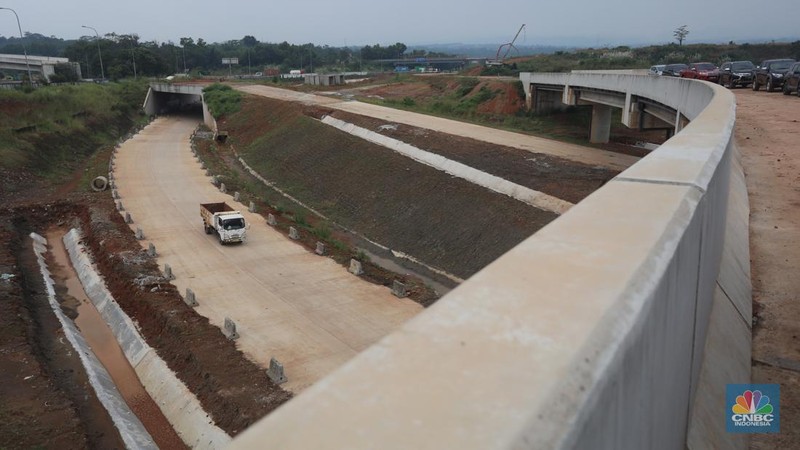 Foto udara pembangunan jembatan yang melintasi Sungai Citarum pada paket 3 Tol Jakarta – Cikampek II Selatan di sekitar kawasan Curug Karawang Timur, Jawa Barat, Jumat (25/3/2022). Jalan Tol Jakarta – Cikampek (Japek) II  Selatan membentang sepanjang 64 kilometer. (վ/Andrean Kristianto)