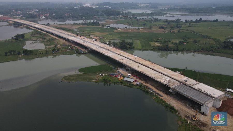 Foto udara pembangunan jembatan yang melintasi Sungai Citarum pada paket 3 Tol Jakarta – Cikampek II Selatan di sekitar kawasan Curug Karawang Timur, Jawa Barat, Jumat (25/3/2022). Jalan Tol Jakarta – Cikampek (Japek) II  Selatan membentang sepanjang 64 kilometer. (վ/Andrean Kristianto)