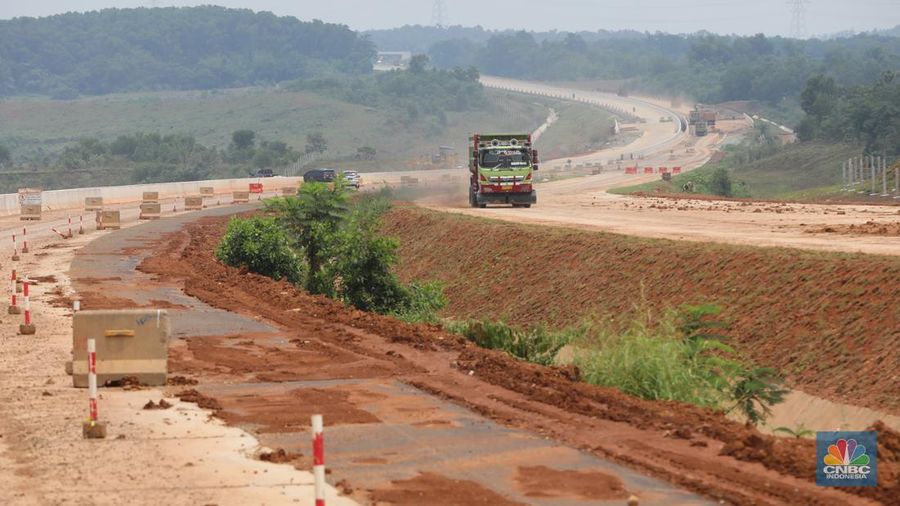Foto udara pembangunan jembatan yang melintasi Sungai Citarum pada paket 3 Tol Jakarta – Cikampek II Selatan di sekitar kawasan Curug Karawang Timur, Jawa Barat, Jumat (25/3/2022). Jalan Tol Jakarta – Cikampek (Japek) II  Selatan membentang sepanjang 64 kilometer. (վ/Andrean Kristianto)