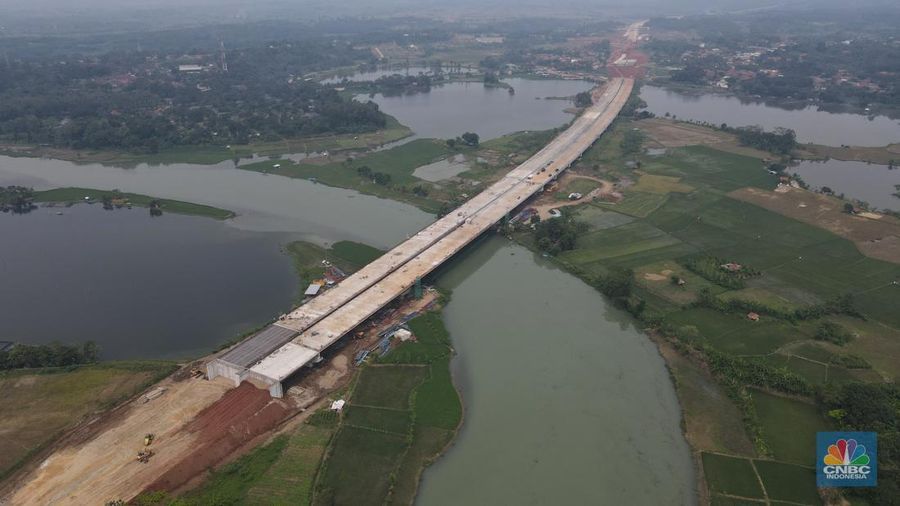 Foto udara pembangunan jembatan yang melintasi Sungai Citarum pada paket 3 Tol Jakarta – Cikampek II Selatan di sekitar kawasan Curug Karawang Timur, Jawa Barat, Jumat (25/3/2022). Jalan Tol Jakarta – Cikampek (Japek) II  Selatan membentang sepanjang 64 kilometer. (վ/Andrean Kristianto)