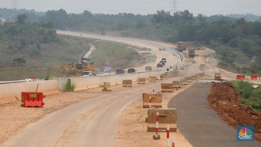 Foto udara pembangunan jembatan yang melintasi Sungai Citarum pada paket 3 Tol Jakarta – Cikampek II Selatan di sekitar kawasan Curug Karawang Timur, Jawa Barat, Jumat (25/3/2022). Jalan Tol Jakarta – Cikampek (Japek) II  Selatan membentang sepanjang 64 kilometer. (վ/Andrean Kristianto)