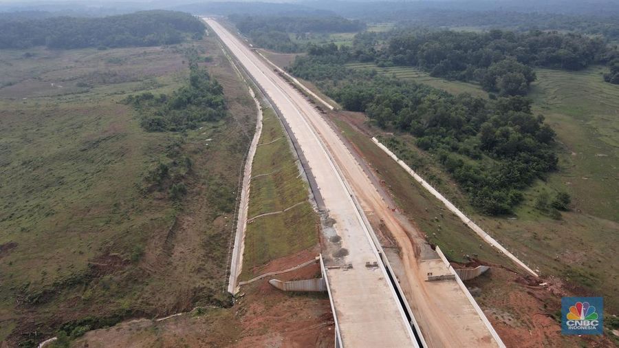 Foto udara pembangunan jembatan yang melintasi Sungai Citarum pada paket 3 Tol Jakarta – Cikampek II Selatan di sekitar kawasan Curug Karawang Timur, Jawa Barat, Jumat (25/3/2022). Jalan Tol Jakarta – Cikampek (Japek) II  Selatan membentang sepanjang 64 kilometer. (վ/Andrean Kristianto)