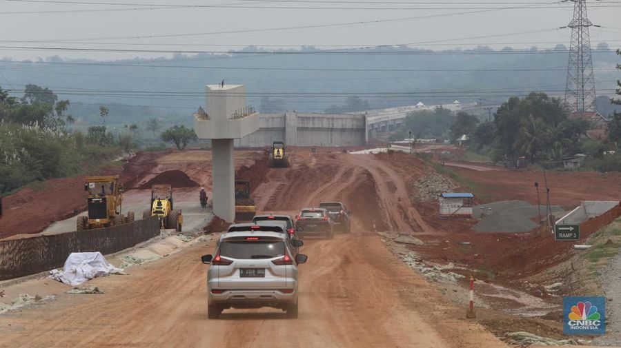 Foto udara pembangunan jembatan yang melintasi Sungai Citarum pada paket 3 Tol Jakarta – Cikampek II Selatan di sekitar kawasan Curug Karawang Timur, Jawa Barat, Jumat (25/3/2022). Jalan Tol Jakarta – Cikampek (Japek) II  Selatan membentang sepanjang 64 kilometer. (վ/Andrean Kristianto)