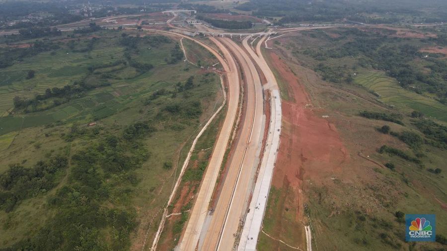 Foto udara pembangunan jembatan yang melintasi Sungai Citarum pada paket 3 Tol Jakarta – Cikampek II Selatan di sekitar kawasan Curug Karawang Timur, Jawa Barat, Jumat (25/3/2022). Jalan Tol Jakarta – Cikampek (Japek) II  Selatan membentang sepanjang 64 kilometer. (վ/Andrean Kristianto)