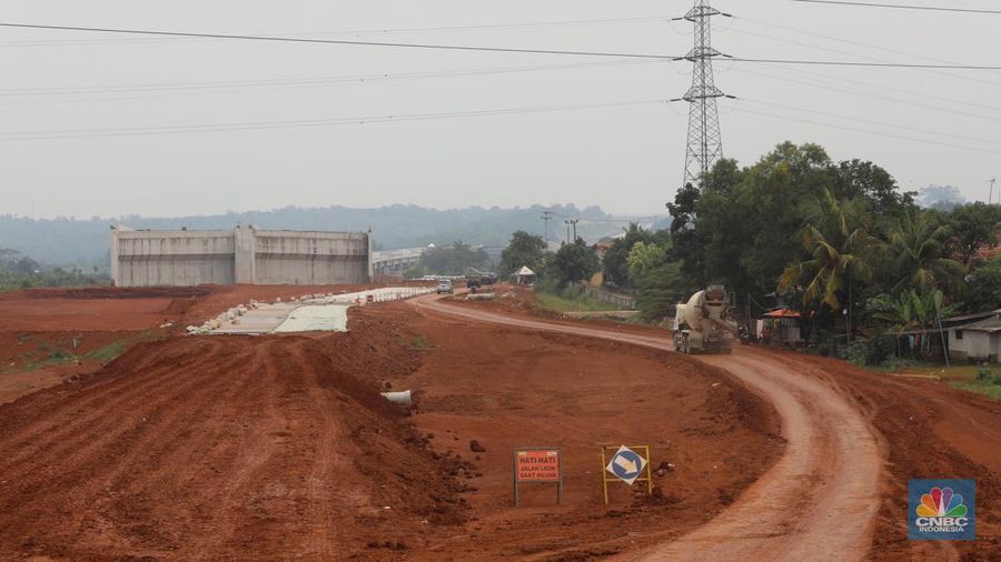 Foto udara pembangunan jembatan yang melintasi Sungai Citarum pada paket 3 Tol Jakarta – Cikampek II Selatan di sekitar kawasan Curug Karawang Timur, Jawa Barat, Jumat (25/3/2022). Jalan Tol Jakarta – Cikampek (Japek) II  Selatan membentang sepanjang 64 kilometer. (վ/Andrean Kristianto)