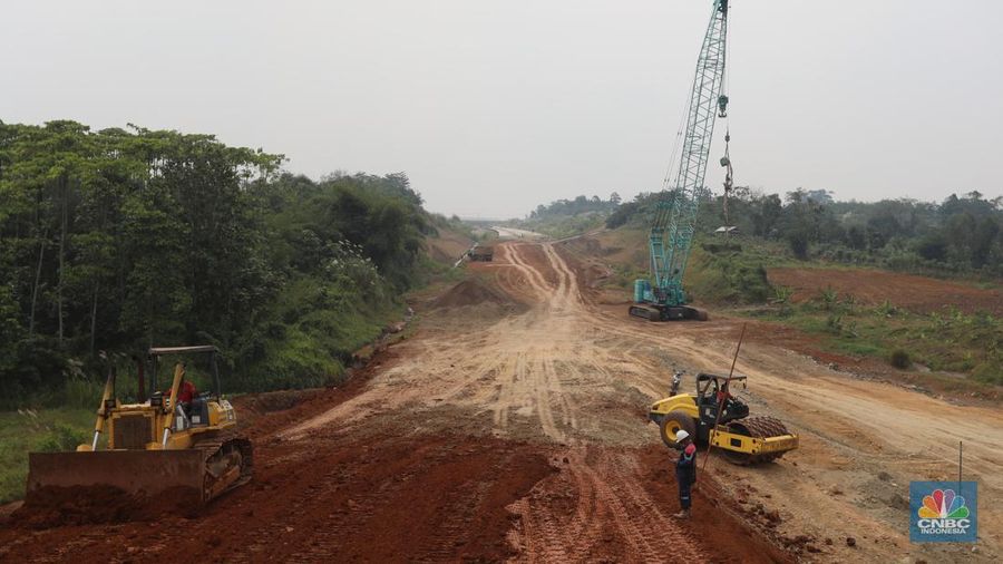 Foto udara pembangunan jembatan yang melintasi Sungai Citarum pada paket 3 Tol Jakarta – Cikampek II Selatan di sekitar kawasan Curug Karawang Timur, Jawa Barat, Jumat (25/3/2022). Jalan Tol Jakarta – Cikampek (Japek) II  Selatan membentang sepanjang 64 kilometer. (վ/Andrean Kristianto)