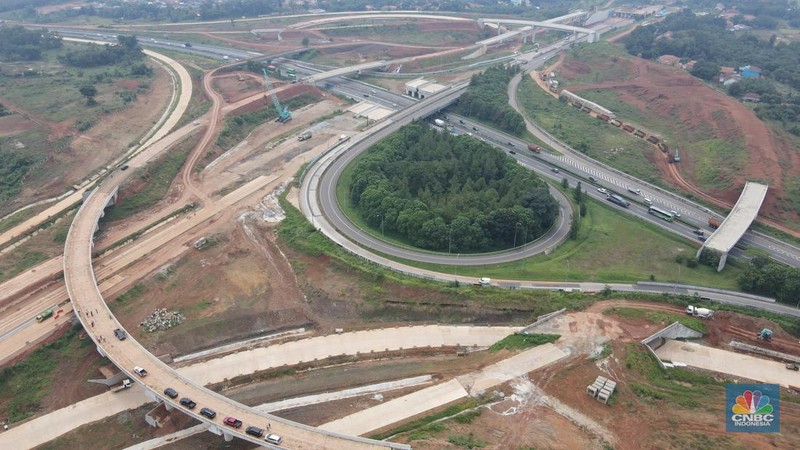 Foto udara suasana proyek Simpang Susun Sadang, Jawa Barat, Jumat (25/3/2022). Simpang susun Sadang termasuk proyek proyek pembangunan Jakarta Cikampek II. (CNBC Indonesia/Andrean Kristianto)