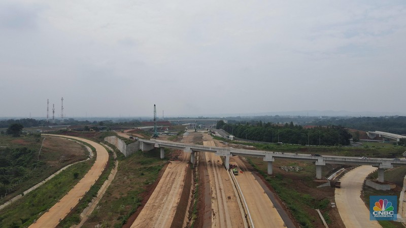 Foto udara suasana proyek Simpang Susun Sadang, Jawa Barat, Jumat (25/3/2022). Simpang susun Sadang termasuk proyek proyek pembangunan Jakarta Cikampek II. (CNBC Indonesia/Andrean Kristianto)