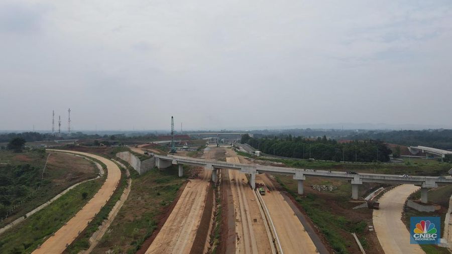 Foto udara suasana proyek Simpang Susun Sadang, Jawa Barat, Jumat (25/3/2022). Simpang susun Sadang termasuk proyek proyek pembangunan Jakarta Cikampek II. (CNBC Indonesia/Andrean Kristianto)