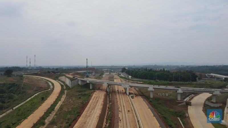 Foto udara suasana proyek Simpang Susun Sadang, Jawa Barat, Jumat (25/3/2022). Simpang susun Sadang termasuk proyek proyek pembangunan Jakarta Cikampek II. (CNBC Indonesia/Andrean Kristianto)