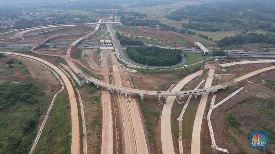 Foto udara suasana proyek Simpang Susun Sadang, Jawa Barat, Jumat (25/3/2022). Simpang susun Sadang termasuk proyek proyek pembangunan Jakarta Cikampek II. (CNBC Indonesia/Andrean Kristianto)