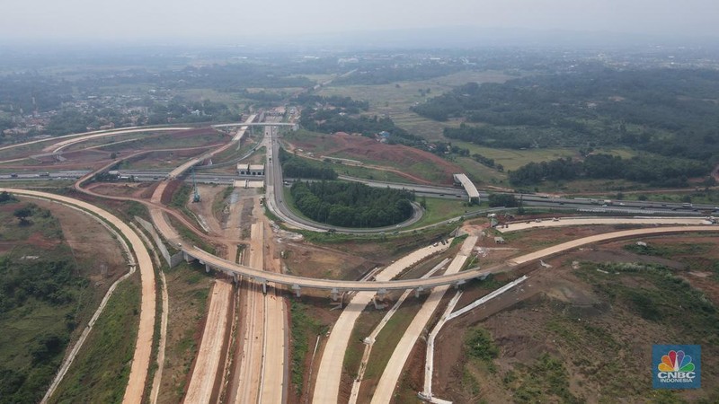 Foto udara suasana proyek Simpang Susun Sadang, Jawa Barat, Jumat (25/3/2022). Simpang susun Sadang termasuk proyek proyek pembangunan Jakarta Cikampek II. (CNBC Indonesia/Andrean Kristianto)