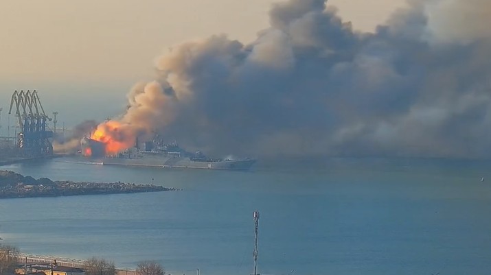 Kapal perang rusia ork terbakar & tenggelam ditembak Ukraina. (Tangkapan Layar via Reuters)
