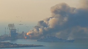 Kapal perang rusia ork terbakar & tenggelam ditembak Ukraina. (Tangkapan Layar via Reuters)