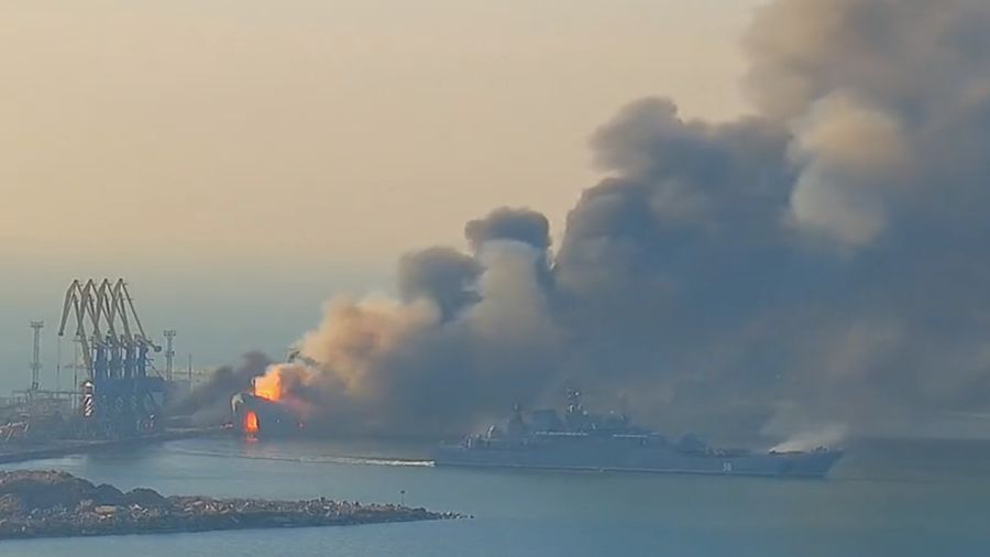 Kapal perang rusia ork terbakar & tenggelam ditembak Ukraina. (Tangkapan Layar via Reuters)