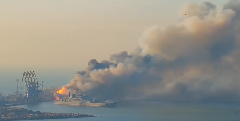 Kapal perang rusia ork terbakar & tenggelam ditembak Ukraina. (Tangkapan Layar via Twitter/@defence of Ukraine)