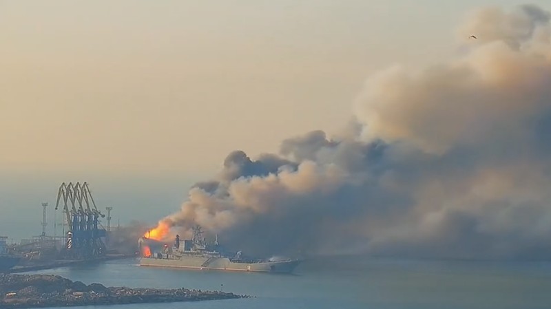 Kapal perang rusia ork terbakar & tenggelam ditembak Ukraina. (Tangkapan Layar via Twitter/@defence of Ukraine)