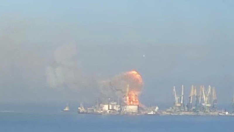 Kapal perang rusia ork terbakar & tenggelam ditembak Ukraina. (Tangkapan Layar via Twitter/@defence of Ukraine)