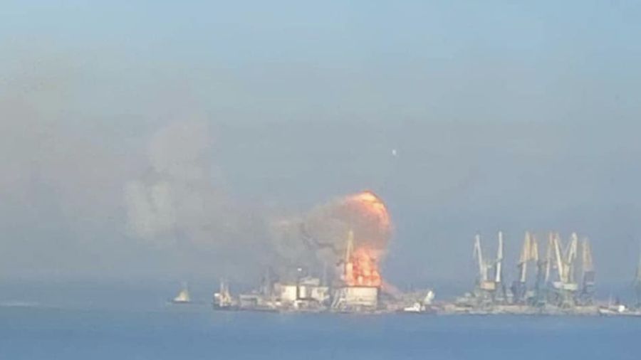 Kapal perang rusia ork terbakar & tenggelam ditembak Ukraina. (Tangkapan Layar via Twitter/@defence of Ukraine)