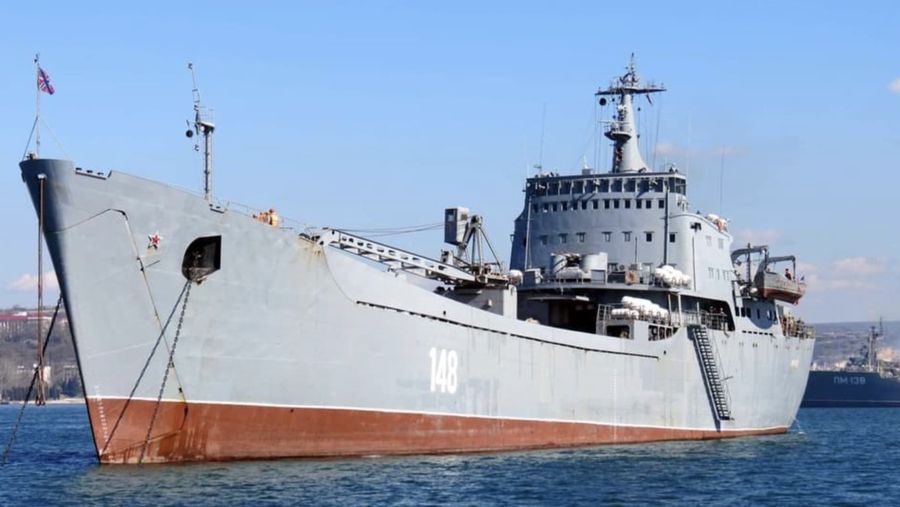 Kapal perang rusia ork terbakar & tenggelam ditembak Ukraina. (Tangkapan Layar via Twitter/@defence of Ukraine)