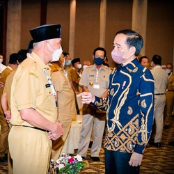 Pantas Jokowi Ngamuk! Pensil & Seragam Polisi-TNI Masih Impor