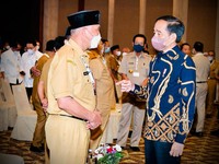 Pantas Jokowi Ngamuk! Pensil & Seragam Polisi-TNI Masih Impor