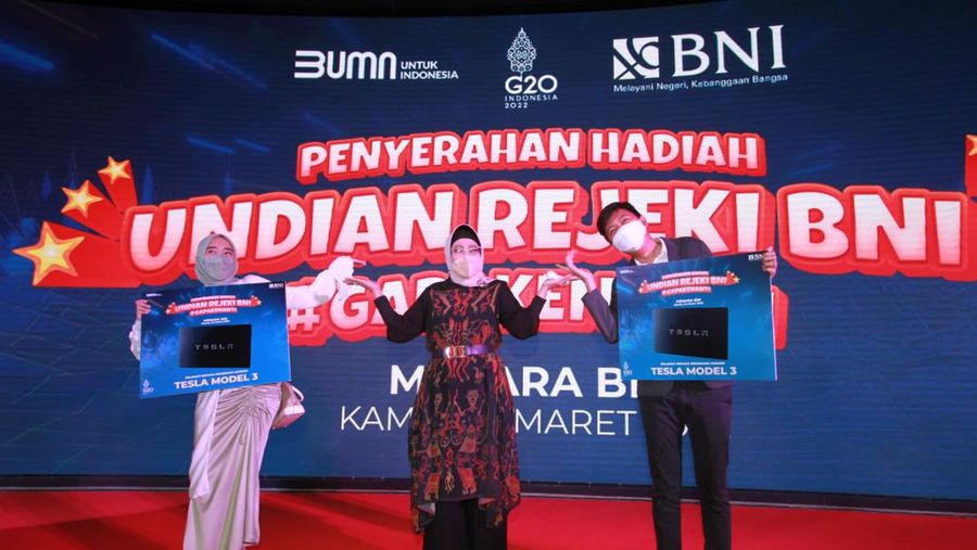 Wakil Direktur BNI, Adi Sulistyowati menyerahkan grand prize program undian Penyerahan Undian Rejeki BNI.
