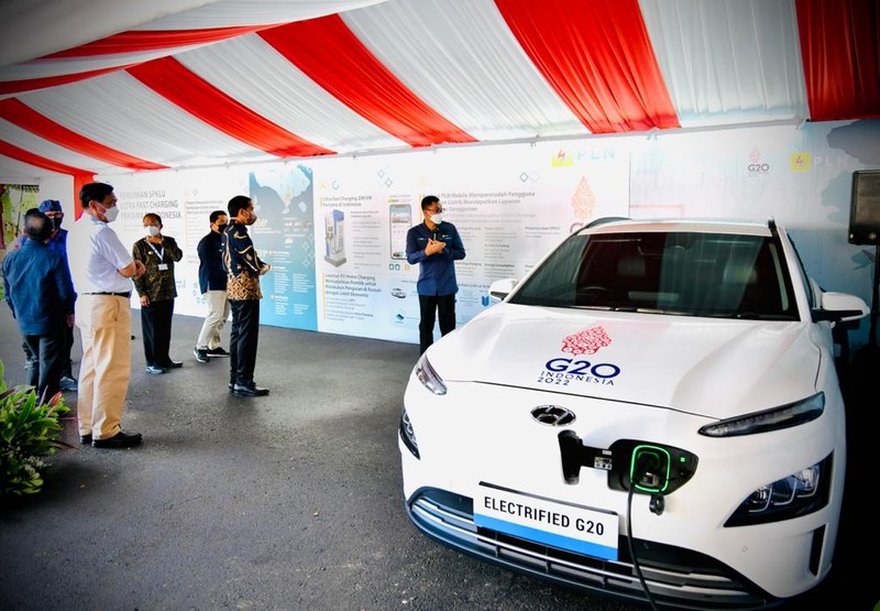 Presiden Jokowi Resmikan SPKLU Ultra Fast Charging Pertama di Indonesia. (Kris - Biro Pers Sekretariat Presiden) Presiden Jokowi Resmikan SPKLU Ultra Fast Charging Pertama di Indonesia. (Kris - Biro Pers Sekretariat Presiden)