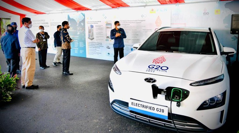 Presiden Jokowi Resmikan SPKLU Ultra Fast Charging Pertama di Indonesia. (Kris - Biro Pers Sekretariat Presiden)