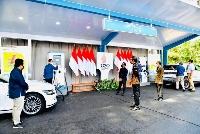 Presiden Jokowi Resmikan SPKLU Ultra Fast Charging Pertama di Indonesia. (Kris - Biro Pers Sekretariat Presiden) Presiden Jokowi Resmikan SPKLU Ultra Fast Charging Pertama di Indonesia. (Kris - Biro Pers Sekretariat Presiden)
