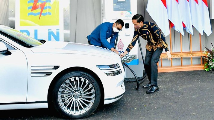 Presiden Jokowi Resmikan SPKLU Ultra Fast Charging Pertama di Indonesia. (Kris - Biro Pers Sekretariat Presiden) Presiden Jokowi Resmikan SPKLU Ultra Fast Charging Pertama di Indonesia. (Kris - Biro Pers Sekretariat Presiden)