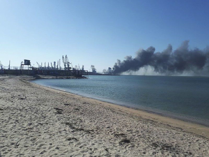 Kapal perang rusia ork terbakar & tenggelam ditembak Ukraina. (Tangkapan Layar via Twitter/@defence of Ukraine) Kapal perang rusia ork terbakar & tenggelam ditembak Ukraina. (Tangkapan Layar via Twitter/@defence of Ukraine)