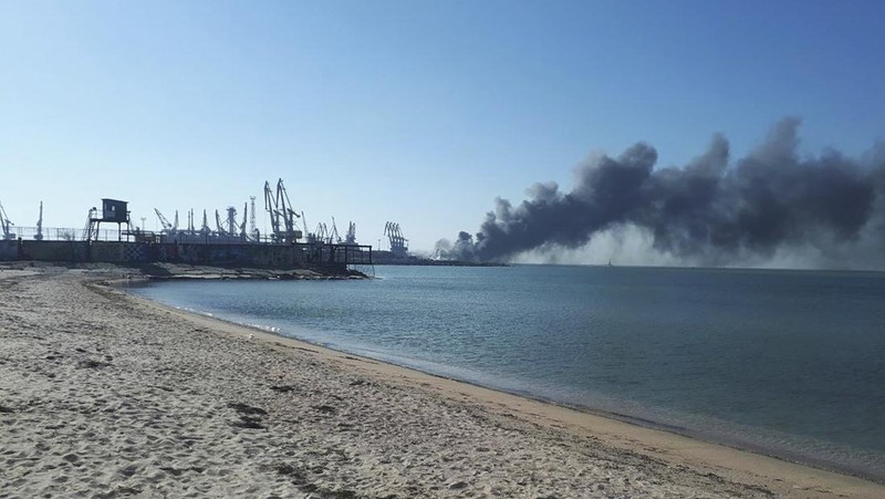 Kapal perang rusia ork terbakar & tenggelam ditembak Ukraina. (Tangkapan Layar via Twitter/@defence of Ukraine)