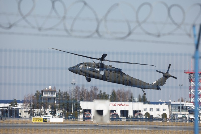 UKRAINE-CRISIS/USA-POLAND A U.S. Army Black Hawk flies over Rzeszow-Jasionka Airport ahead of U.S. President Joe Biden arrival to visit Poland, amid Russia's invasion of Ukraine, near Rzeszow, Poland, March 25, 2022. REUTERS/Kacper Pempel